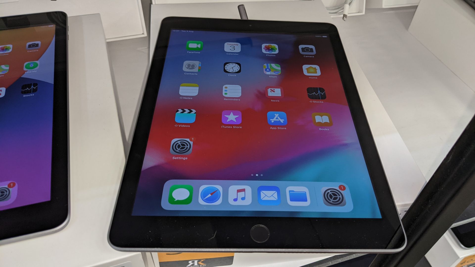 Apple iPad (space grey) 5th generation 32Gb Wi-Fi 9.7" Retina screen. Product code A1822. Apple A9 - Image 6 of 8