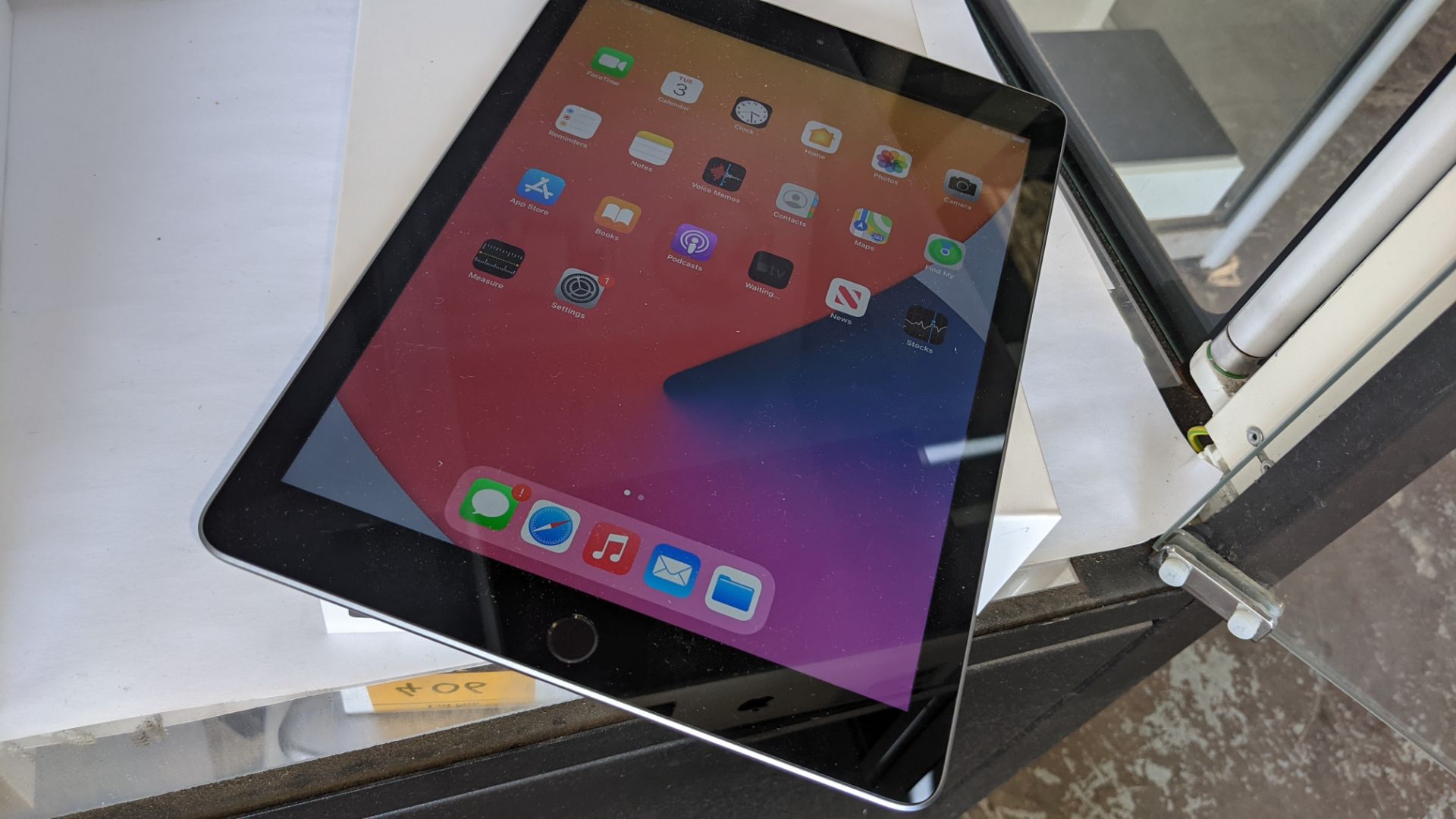 Apple iPad (space grey) 5th generation 32Gb Wi-Fi 9.7" Retina screen. Product code A1822. Apple A9 - Image 2 of 12