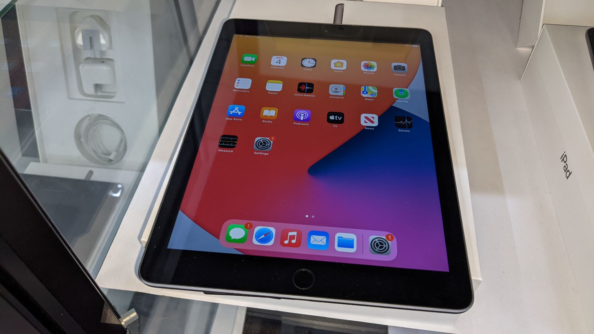 Apple iPad (space grey) 5th generation 32Gb Wi-Fi 9.7" Retina screen. Product code A1822. Apple A9 - Image 4 of 10