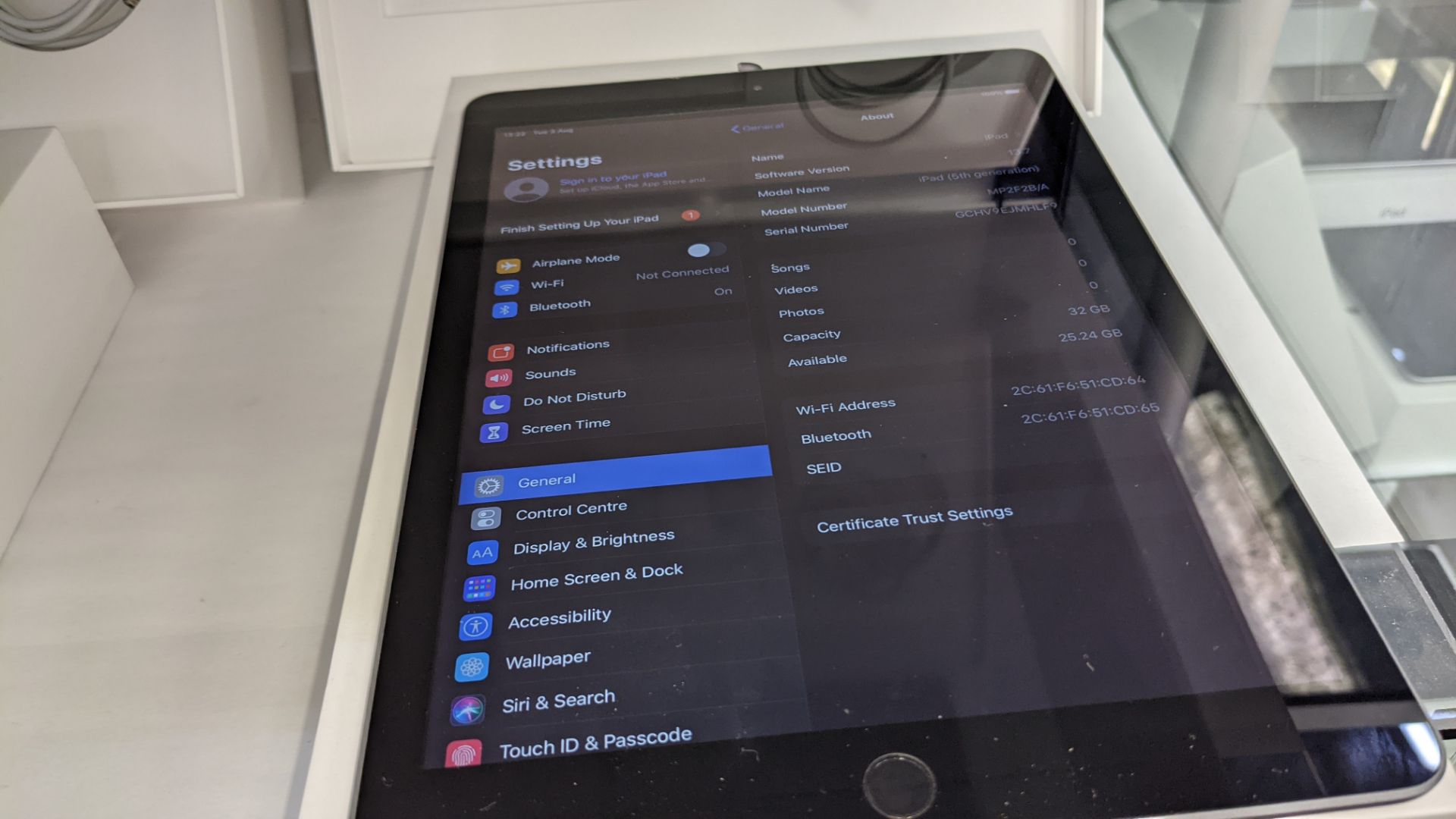 Apple iPad (space grey) 5th generation 32Gb Wi-Fi 9.7" Retina screen. Product code A1822. Apple A9 - Image 7 of 11