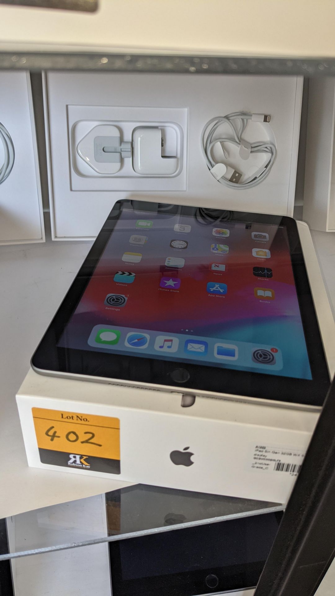 Apple iPad (space grey) 5th generation 32Gb Wi-Fi 9.7" Retina screen. Product code A1822. Apple A9 - Image 8 of 11