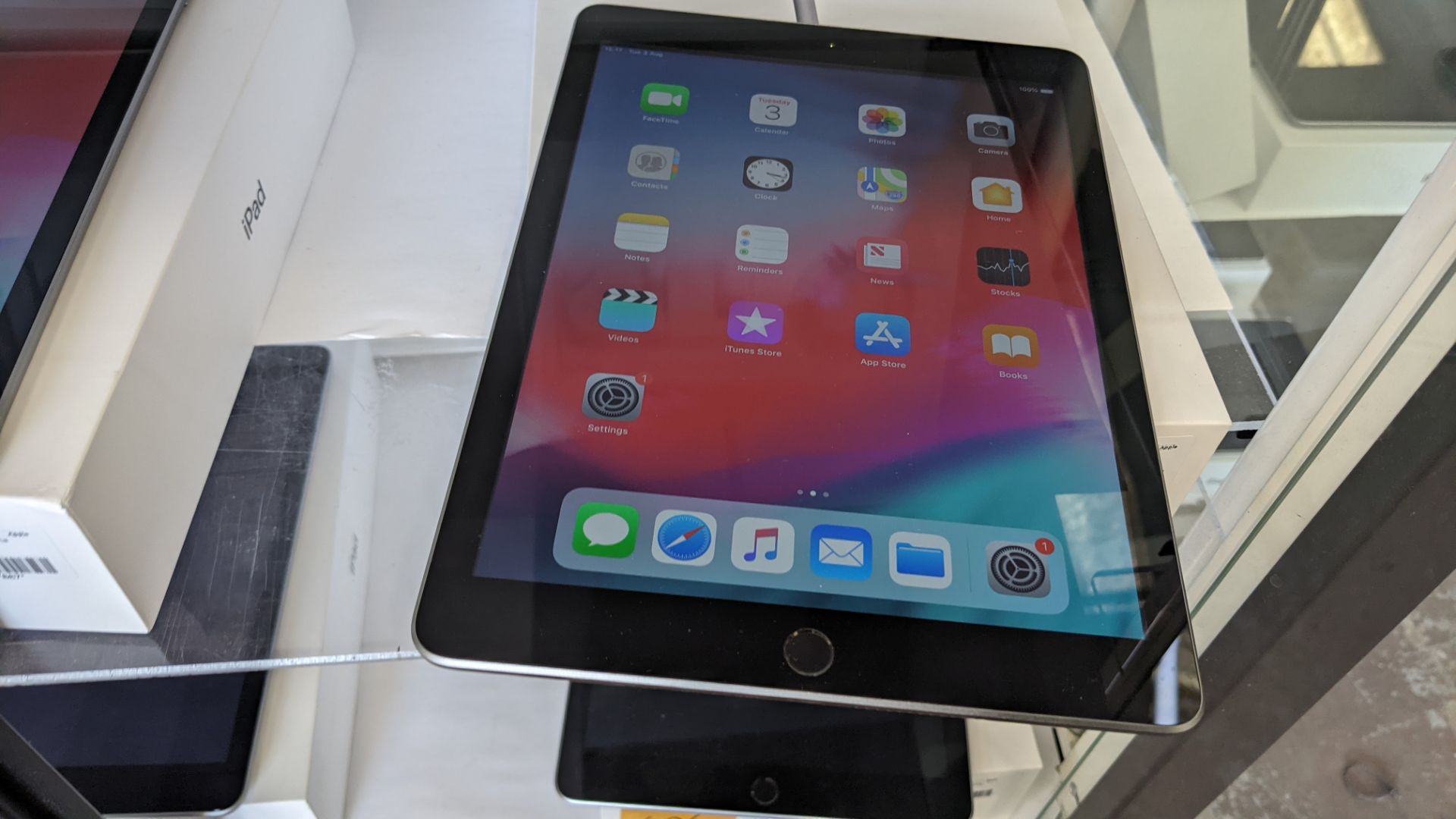 Apple iPad (space grey) 5th generation 32Gb Wi-Fi 9.7" Retina screen. Product code A1822. Apple A9 - Image 3 of 10