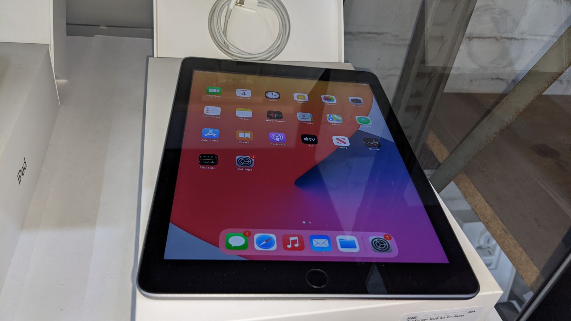 Apple iPad (space grey) 5th generation 32Gb Wi-Fi 9.7" Retina screen. Product code A1822. Apple A9 - Image 4 of 9