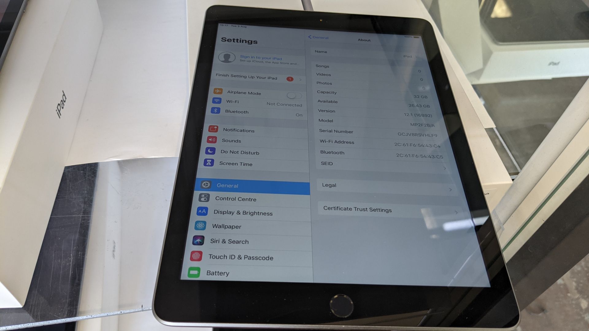 Apple iPad (space grey) 5th generation 32Gb Wi-Fi 9.7" Retina screen. Product code A1822. Apple A9 - Image 5 of 10