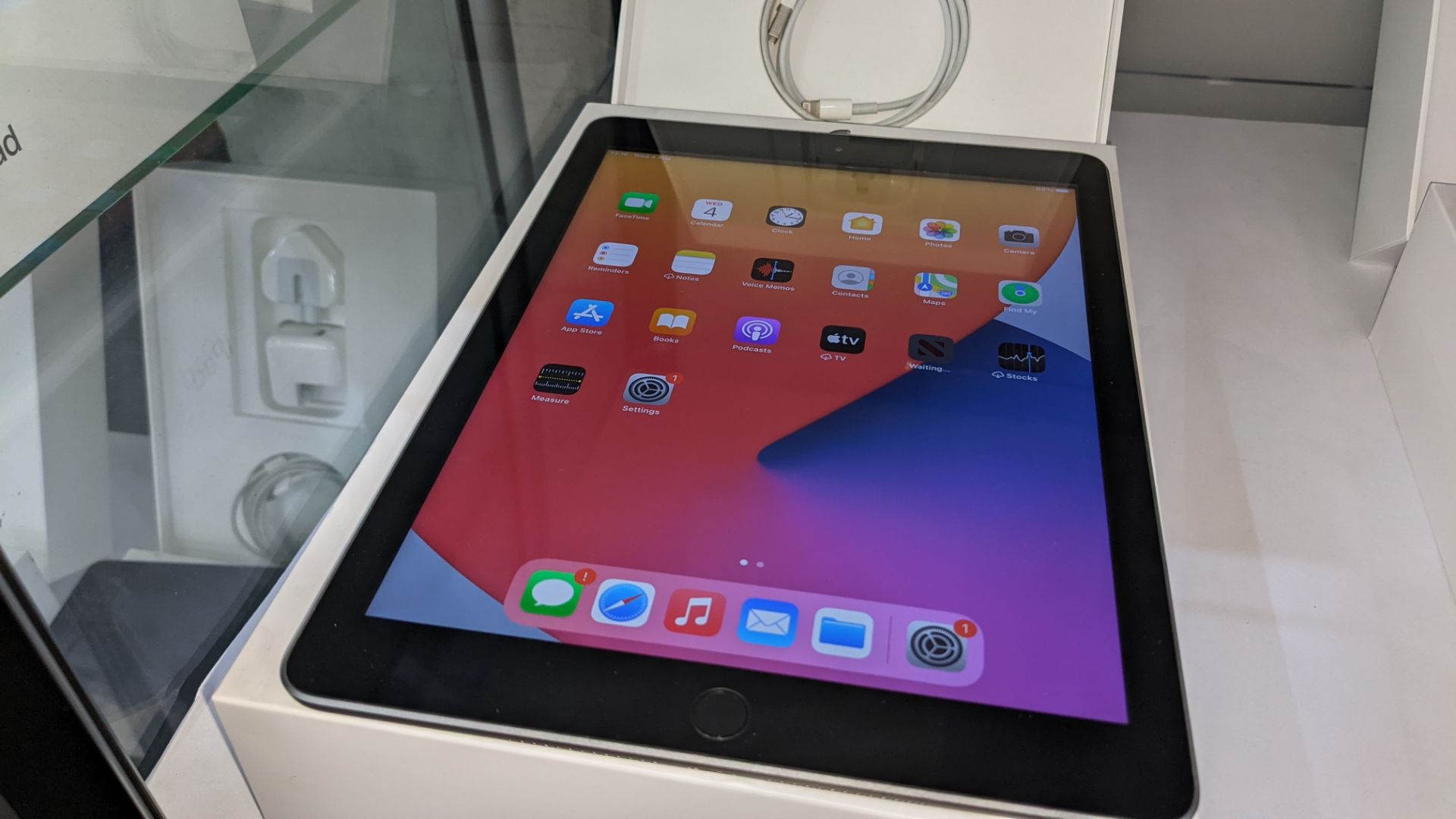 Apple iPad (space grey) 5th generation 32Gb Wi-Fi 9.7" Retina screen. Product code A1822. Apple A9 - Image 3 of 9