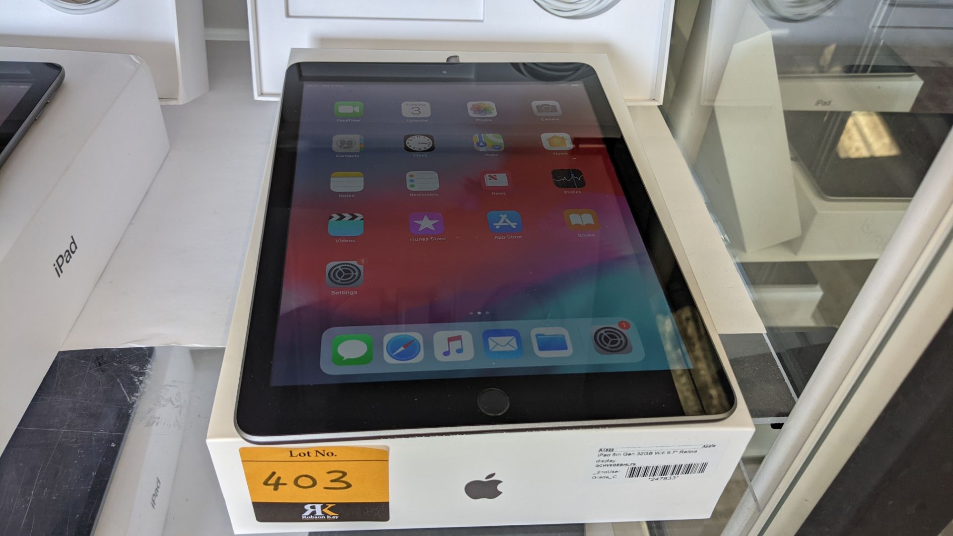 Apple iPad (space grey) 5th generation 32Gb Wi-Fi 9.7" Retina screen. Product code A1822. Apple A9 - Image 2 of 10