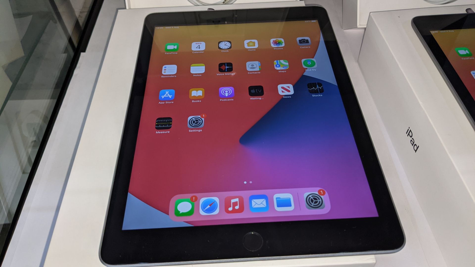 Apple iPad (space grey) 5th generation 32Gb Wi-Fi 9.7" Retina screen. Product code A1822. Apple A9 - Image 5 of 9