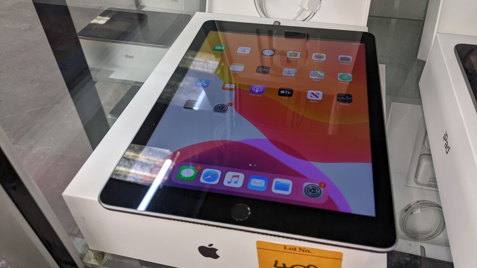 Apple iPad (space grey) 5th generation 32Gb Wi-Fi 9.7" Retina screen. Product code A1822. Apple A9 - Image 4 of 11