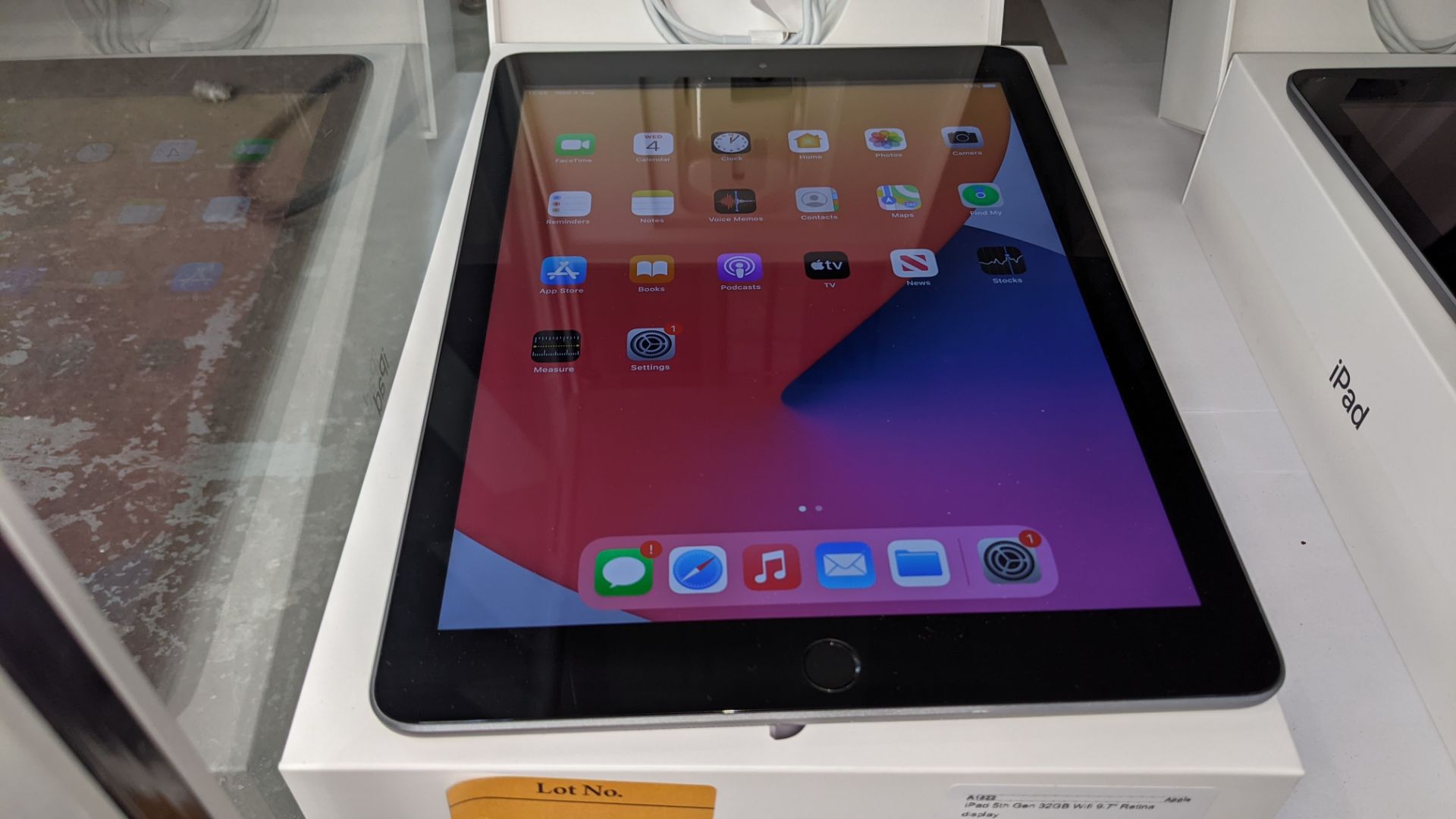 Apple iPad (space grey) 5th generation 32Gb Wi-Fi 9.7" Retina screen. Product code A1822. Apple A9 - Image 5 of 9
