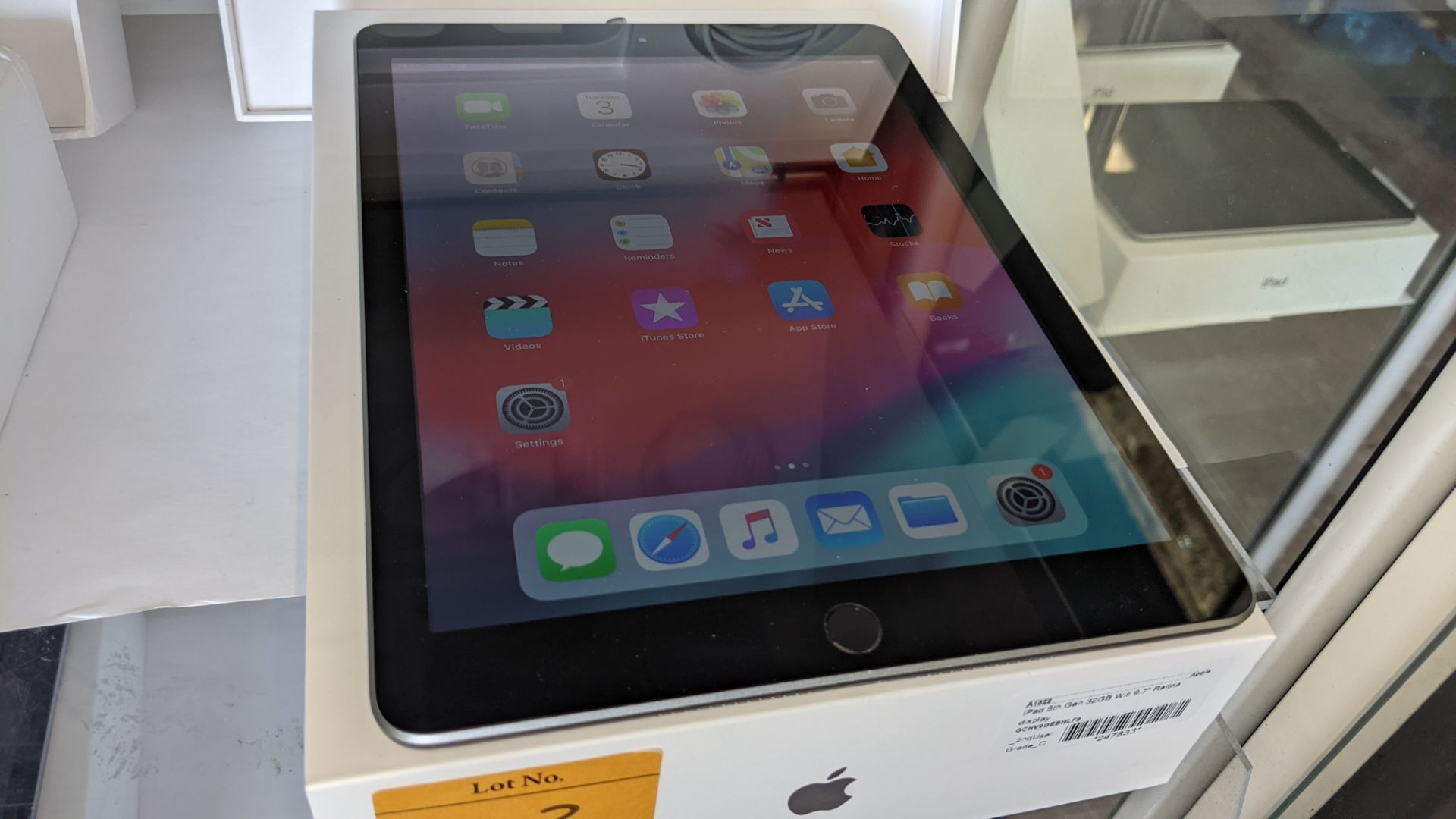 Apple iPad (space grey) 5th generation 32Gb Wi-Fi 9.7" Retina screen. Product code A1822. Apple A9 - Image 8 of 10