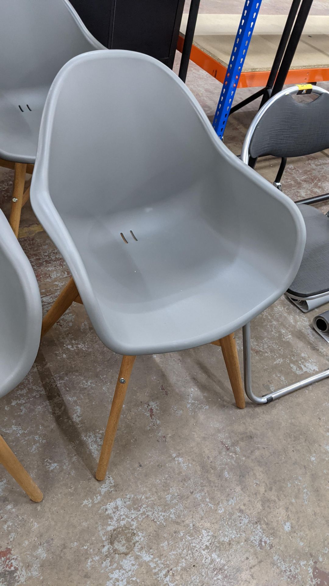 4 off matching modern chairs each comprising wooden frame with grey plastic seat - Image 4 of 6