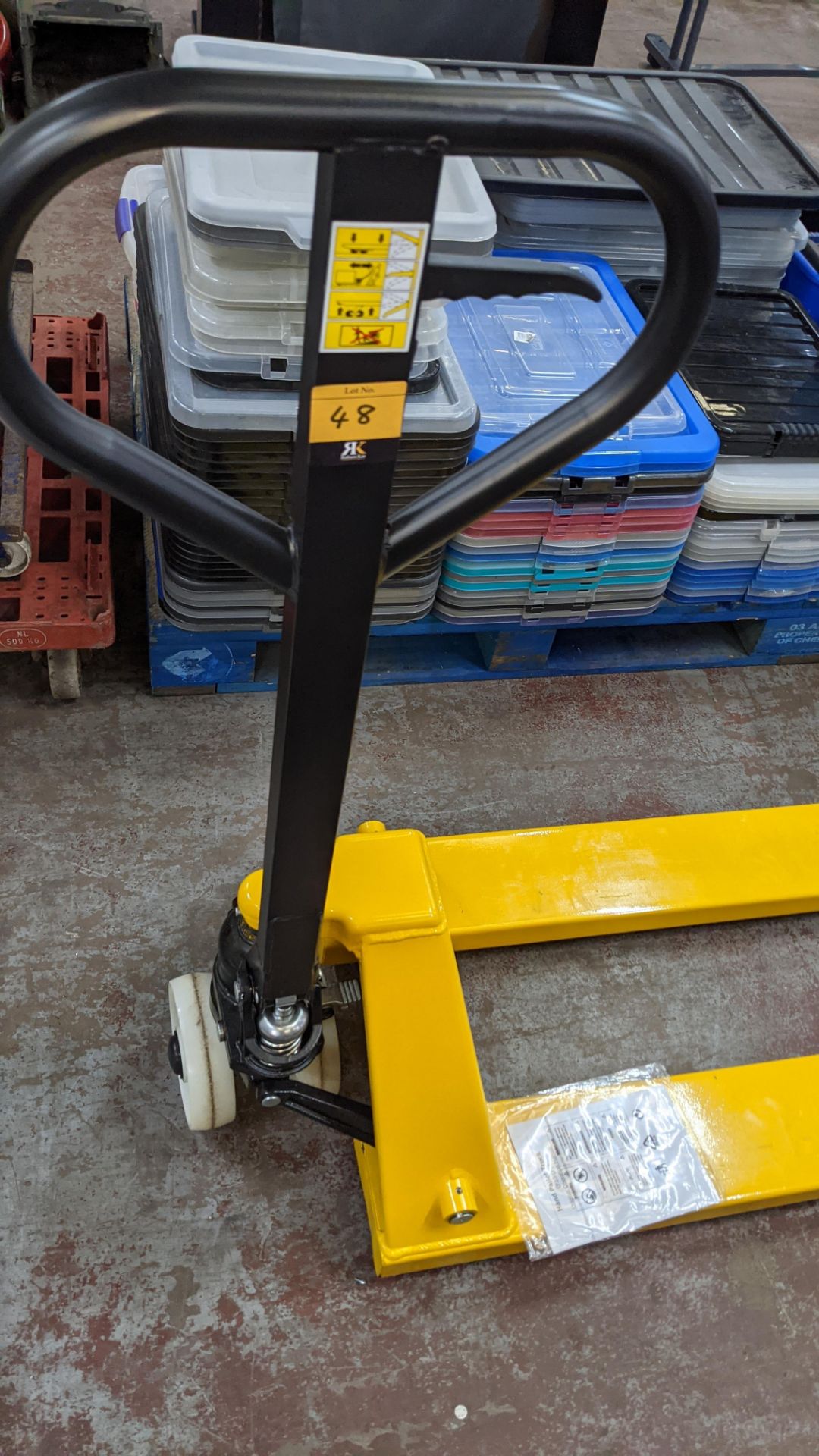 Euro pallet truck - 2000kg capacity, including manual - Image 6 of 8