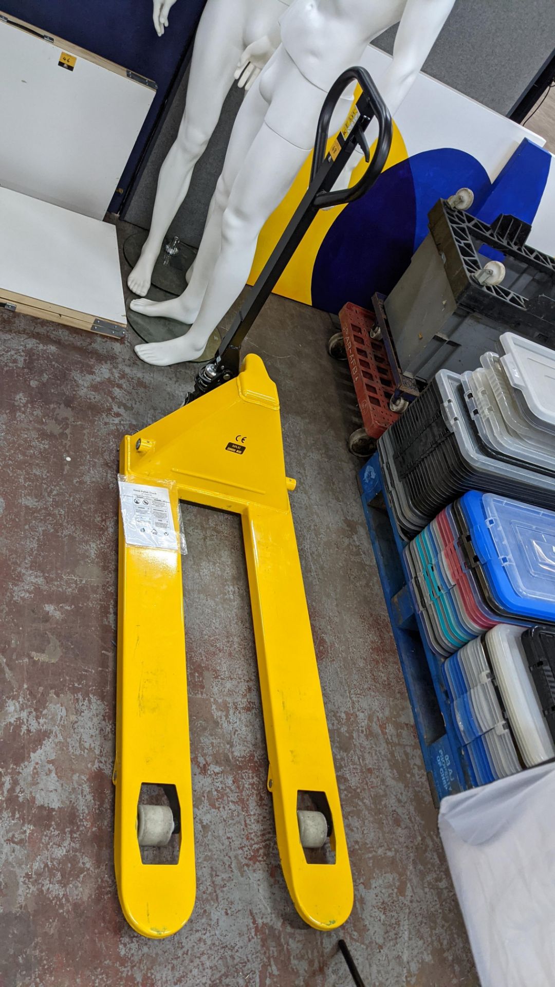 Euro pallet truck - 2000kg capacity, including manual - Image 2 of 8