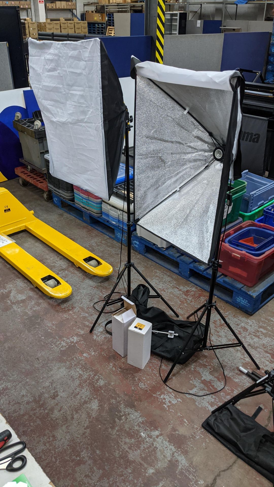 Pair of photography lighting canopies each including tripod & bulb. This lot also includes a carry - Image 7 of 9