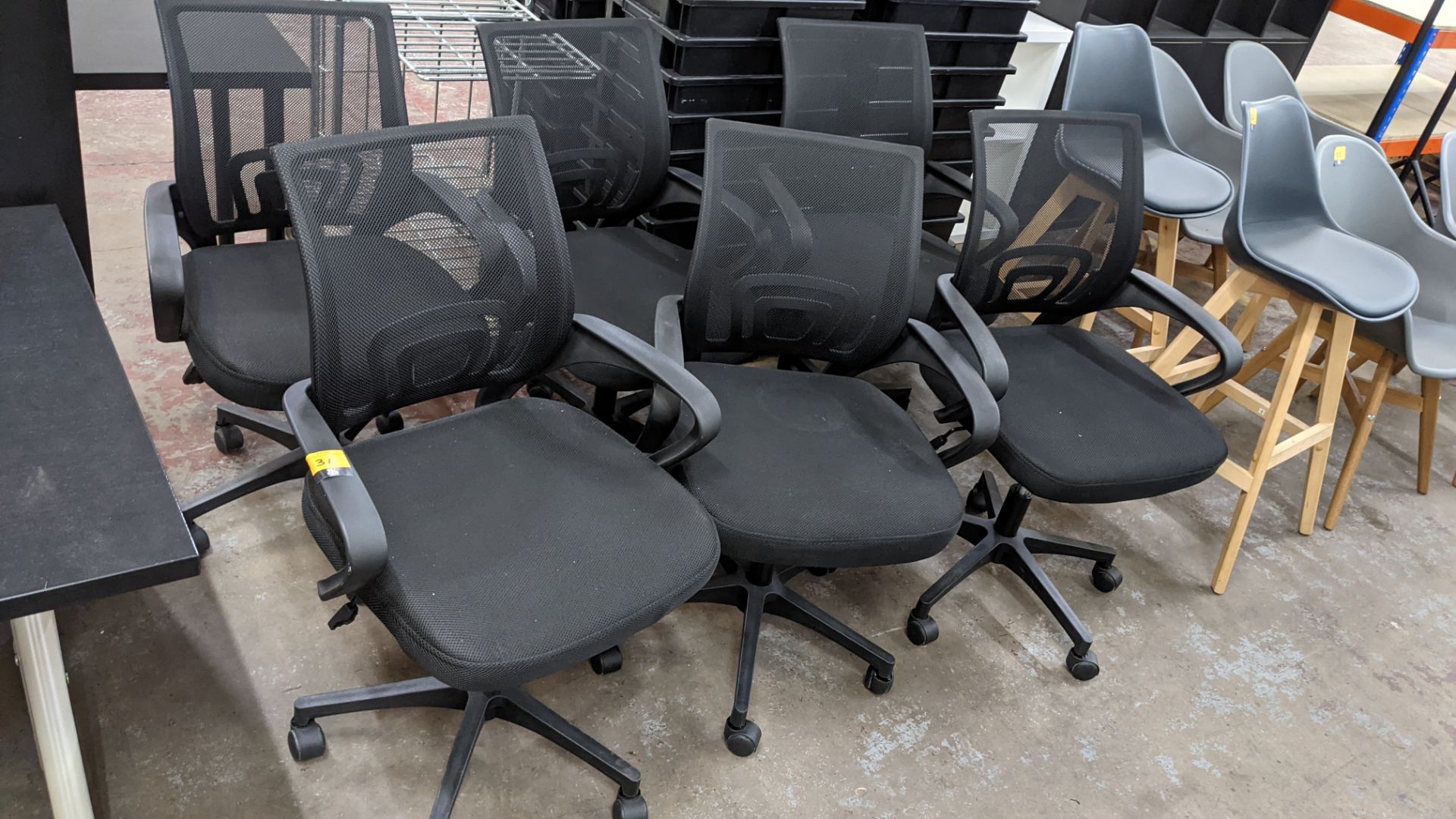 Set of 6 matching modern mesh back multi-adjustable chairs with arms - Image 3 of 9