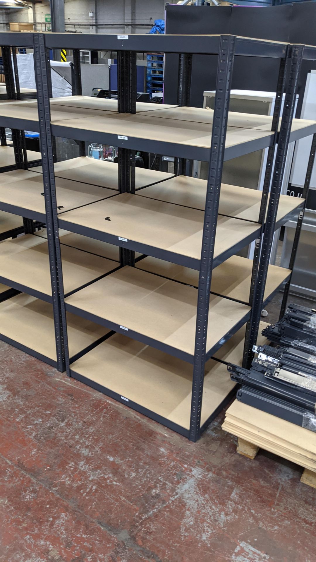 4 freestanding bays of bolt-free racking, each bay measuring approximately 900mm x 600mm x 1800mm, e - Image 5 of 7