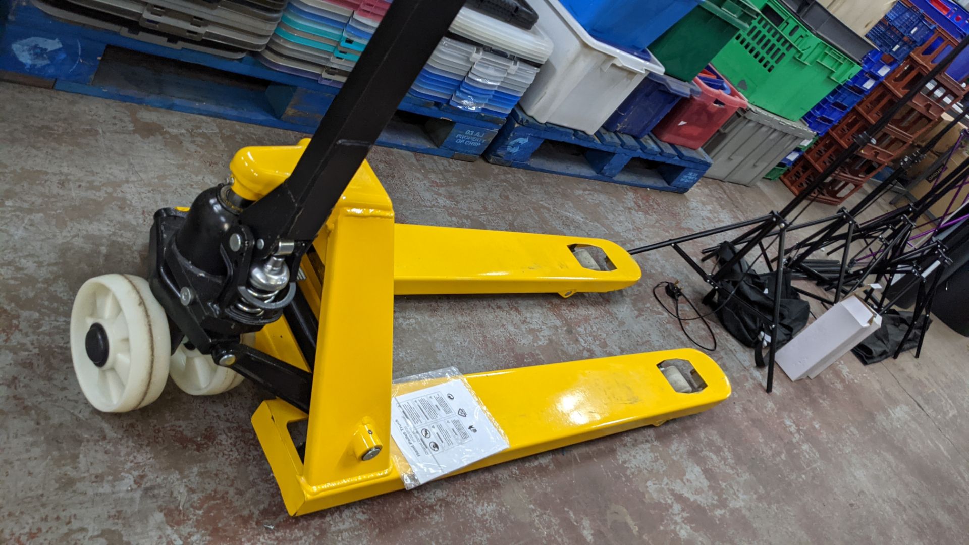 Euro pallet truck - 2000kg capacity, including manual - Image 5 of 8