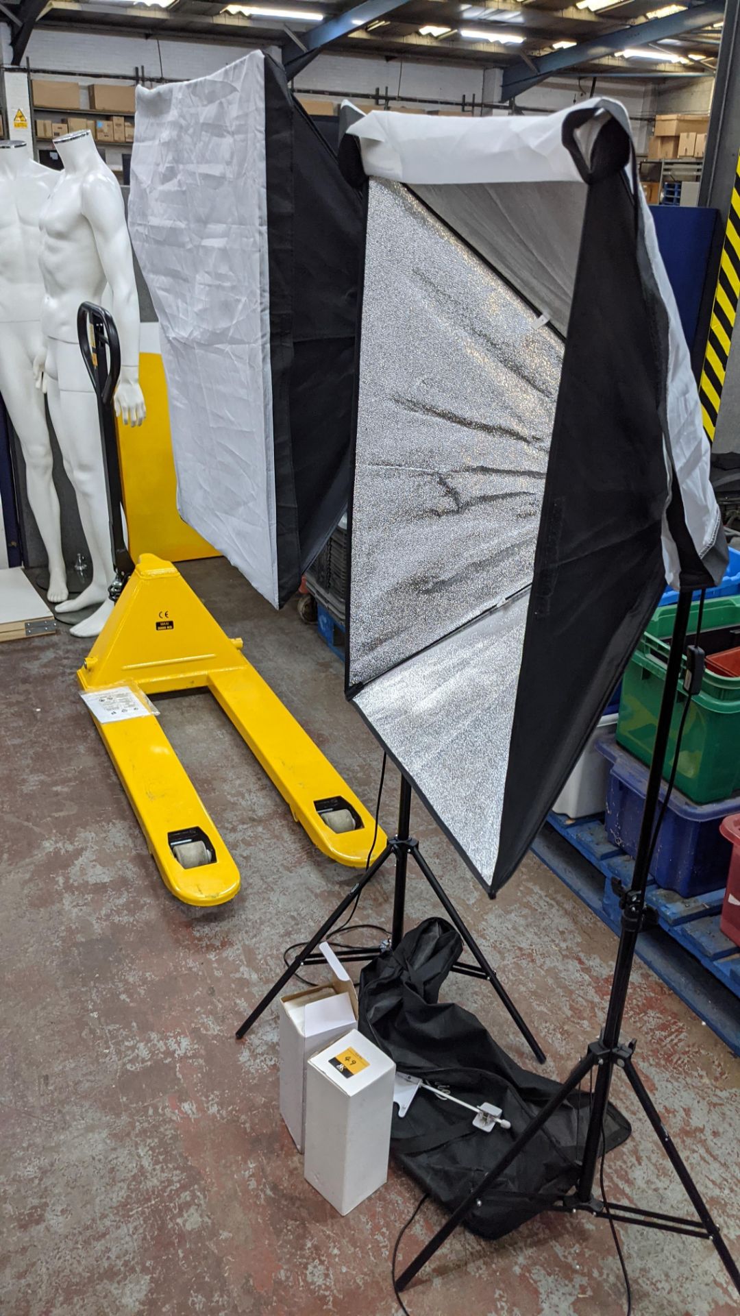 Pair of photography lighting canopies each including tripod & bulb. This lot also includes a carry - Image 4 of 9