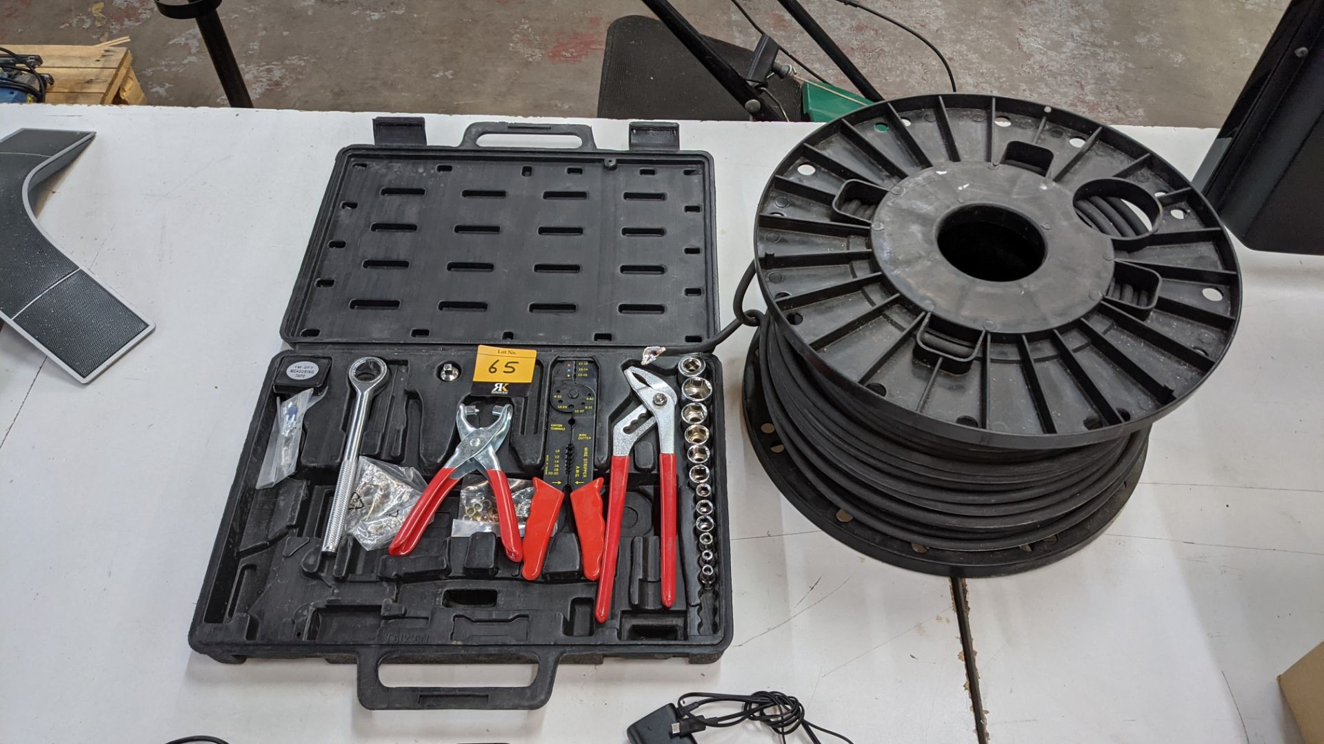 Mixed lot containing wire stripping/socket set (incomplete) plus large reel of twin cord electric ca - Image 2 of 7