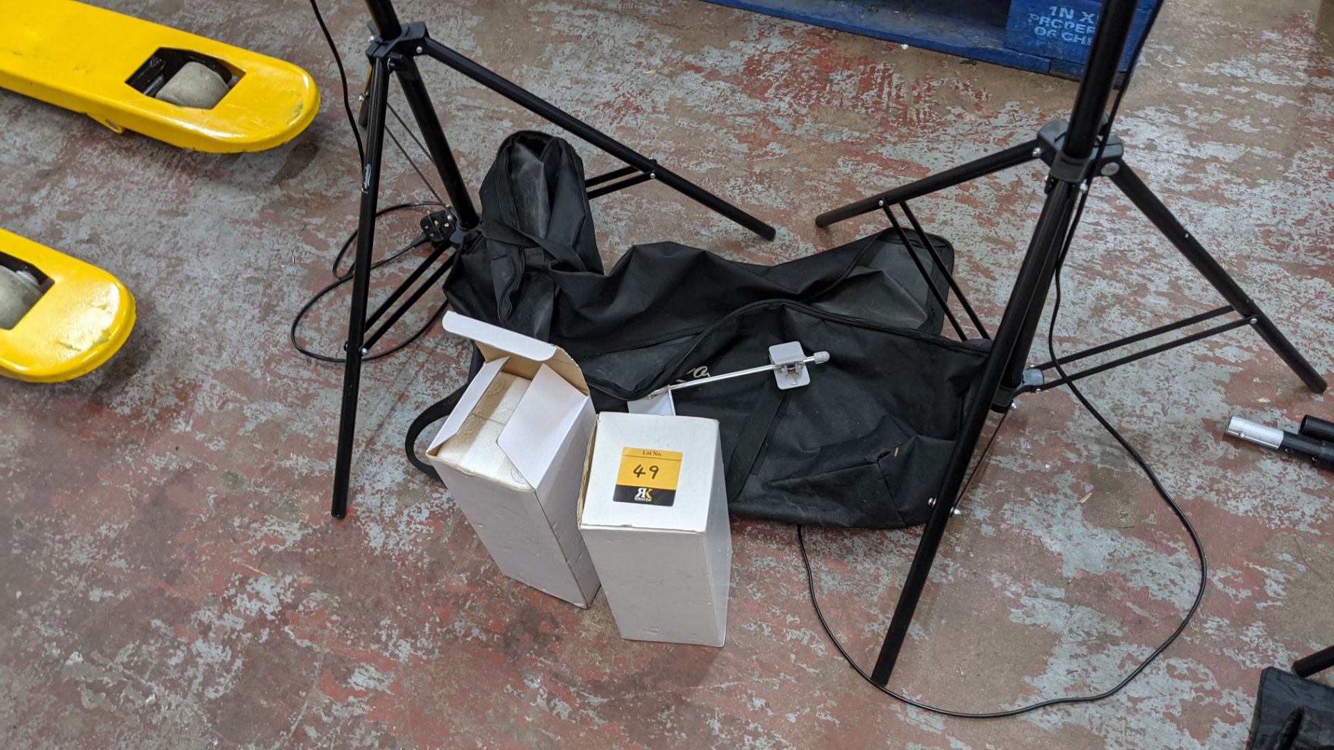 Pair of photography lighting canopies each including tripod & bulb. This lot also includes a carry - Image 8 of 9