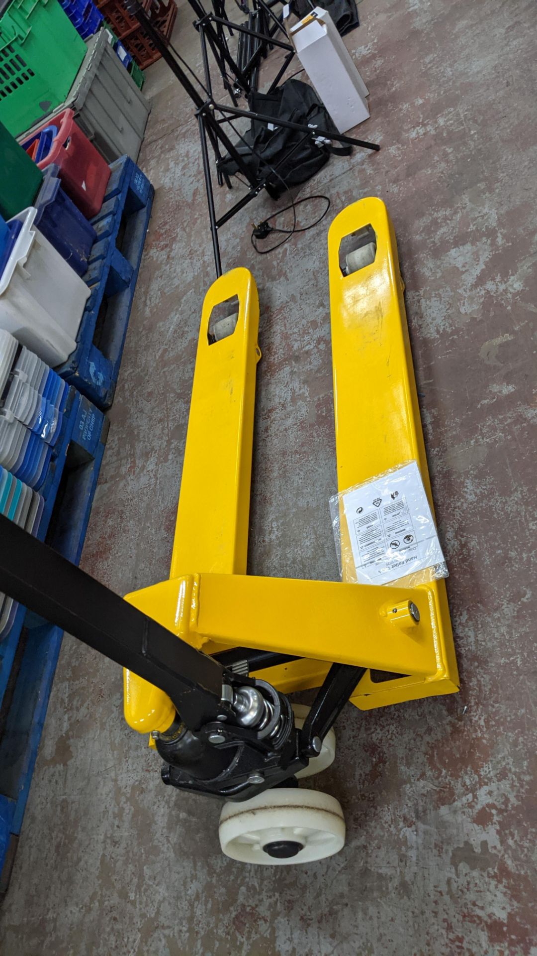 Euro pallet truck - 2000kg capacity, including manual - Image 4 of 8