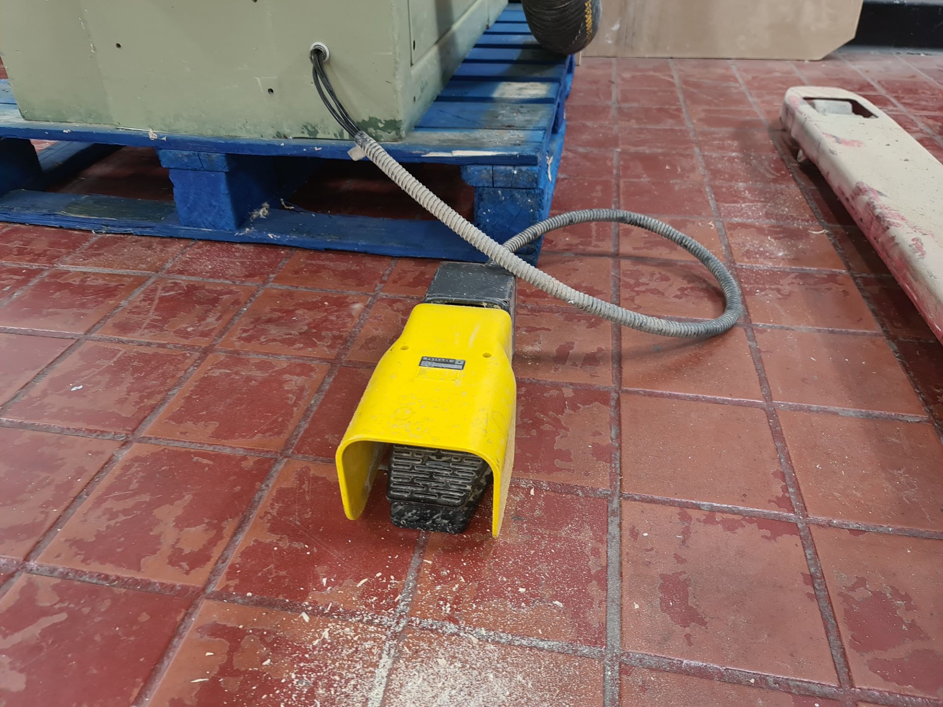 SCM R9 (A) pedestal router including foot pedal NB. This was used with a dedicated dust extractor, w - Image 13 of 14