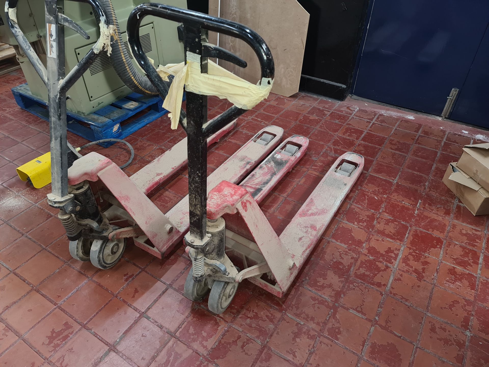 2 off Euro pallet trucks - both in need of repair - Image 4 of 5