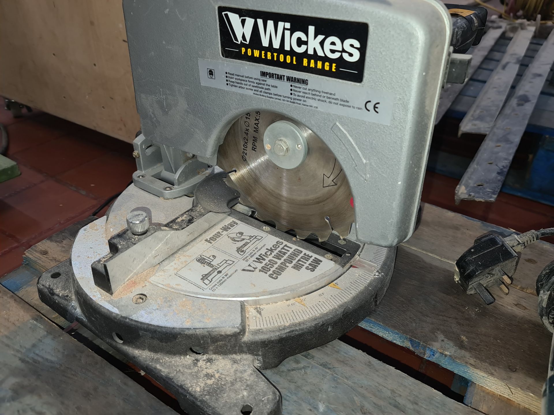 Wickes 1,050w compound mitre saw - Image 2 of 5