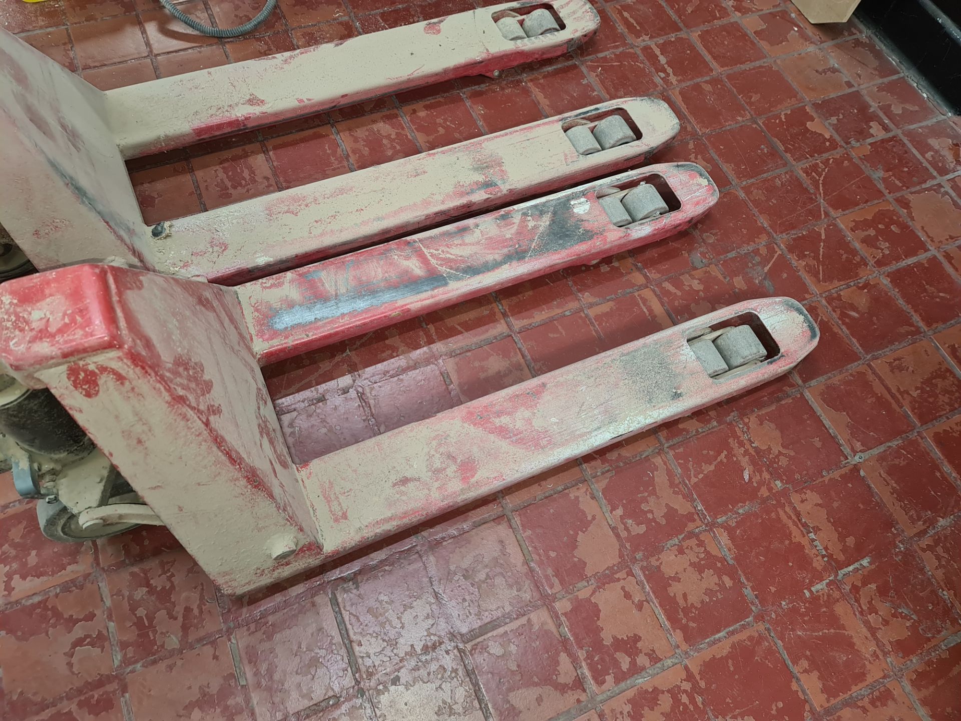 2 off Euro pallet trucks - both in need of repair - Image 5 of 5