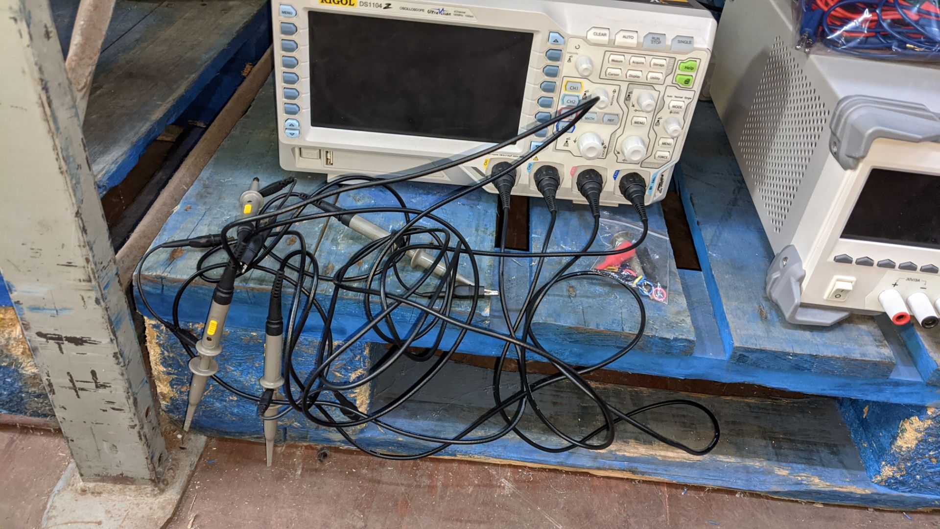 Rigol model DS1104 oscilloscope - Image 4 of 9