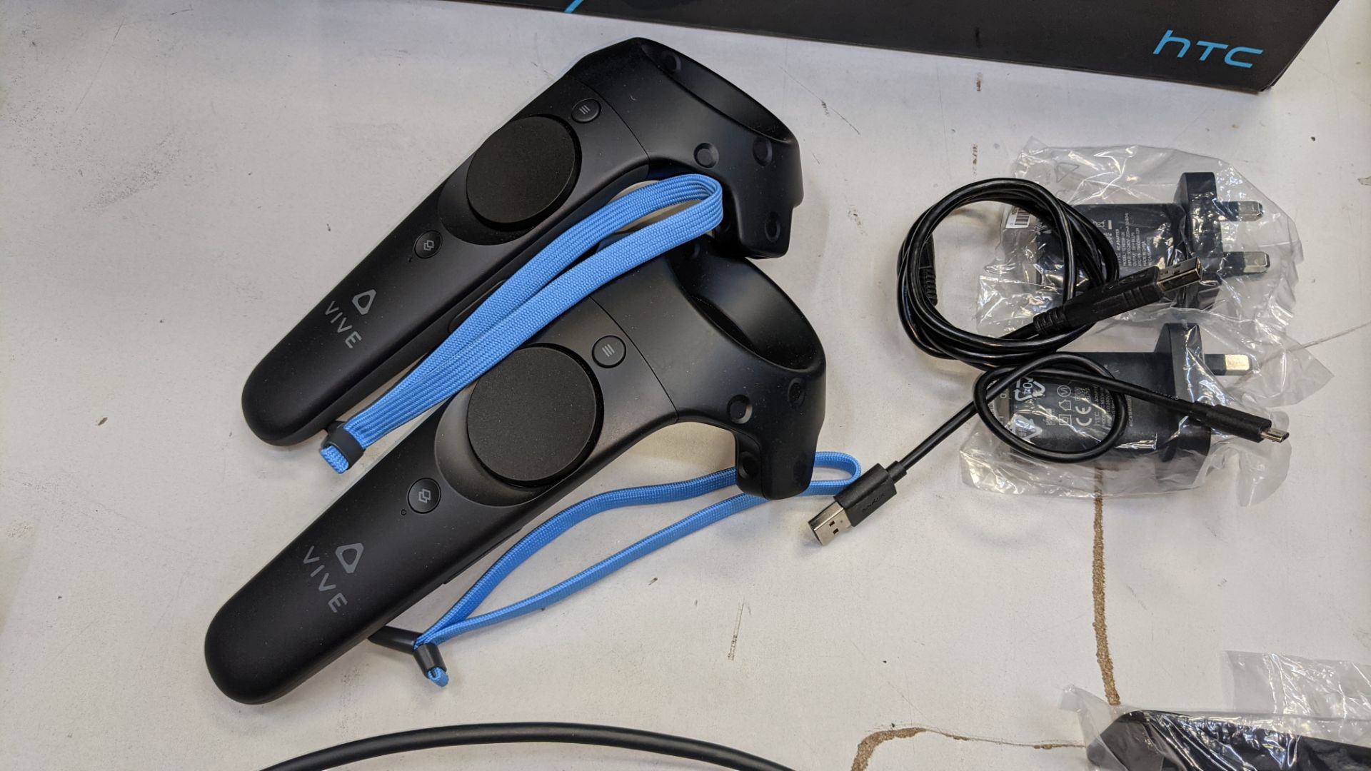 HTC Vive virtual reality kit comprising headset, controllers, base stations & more as pictured - Image 10 of 15