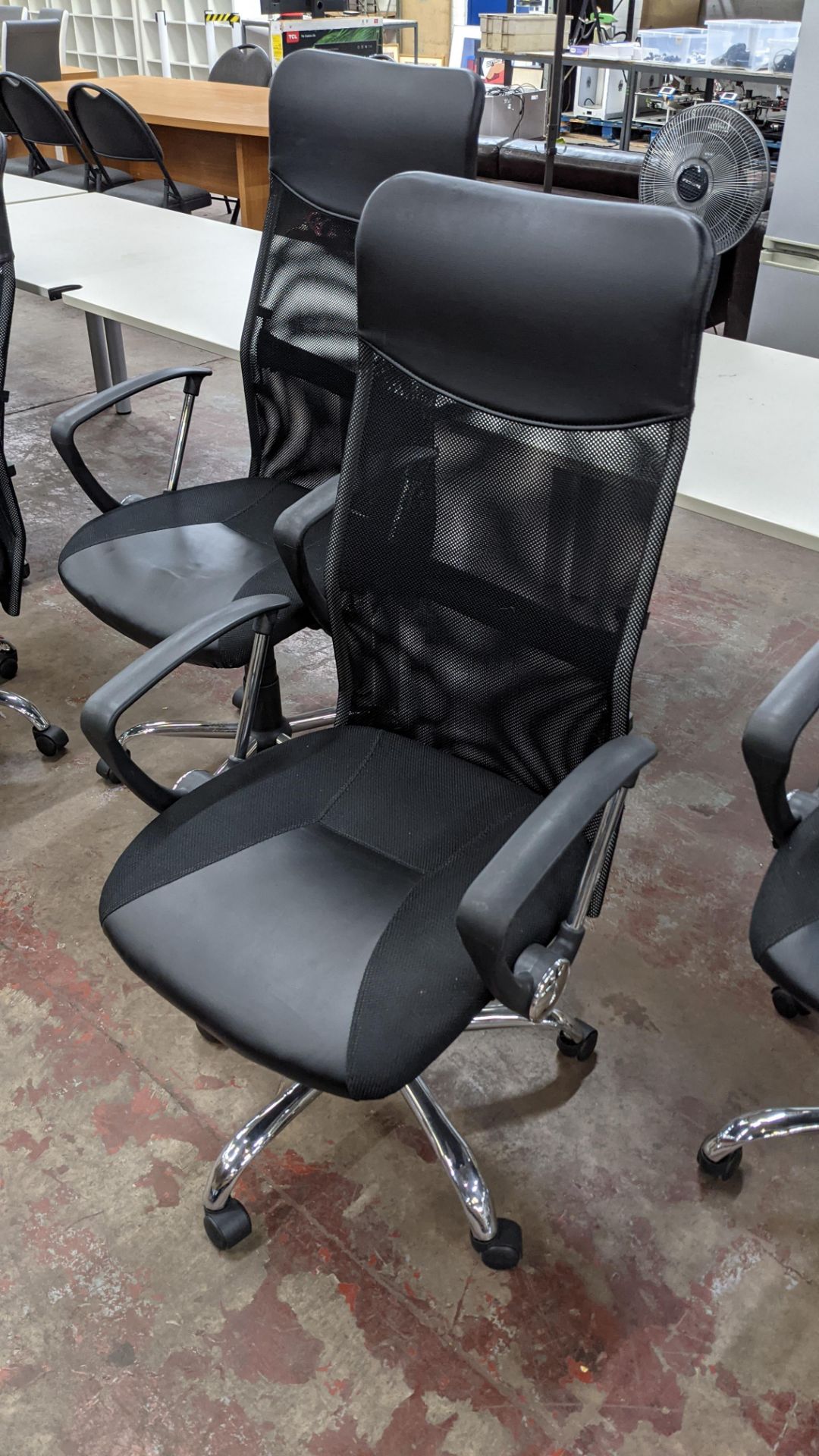 5 off matching black mesh back exec chairs on chrome bases - Image 4 of 9