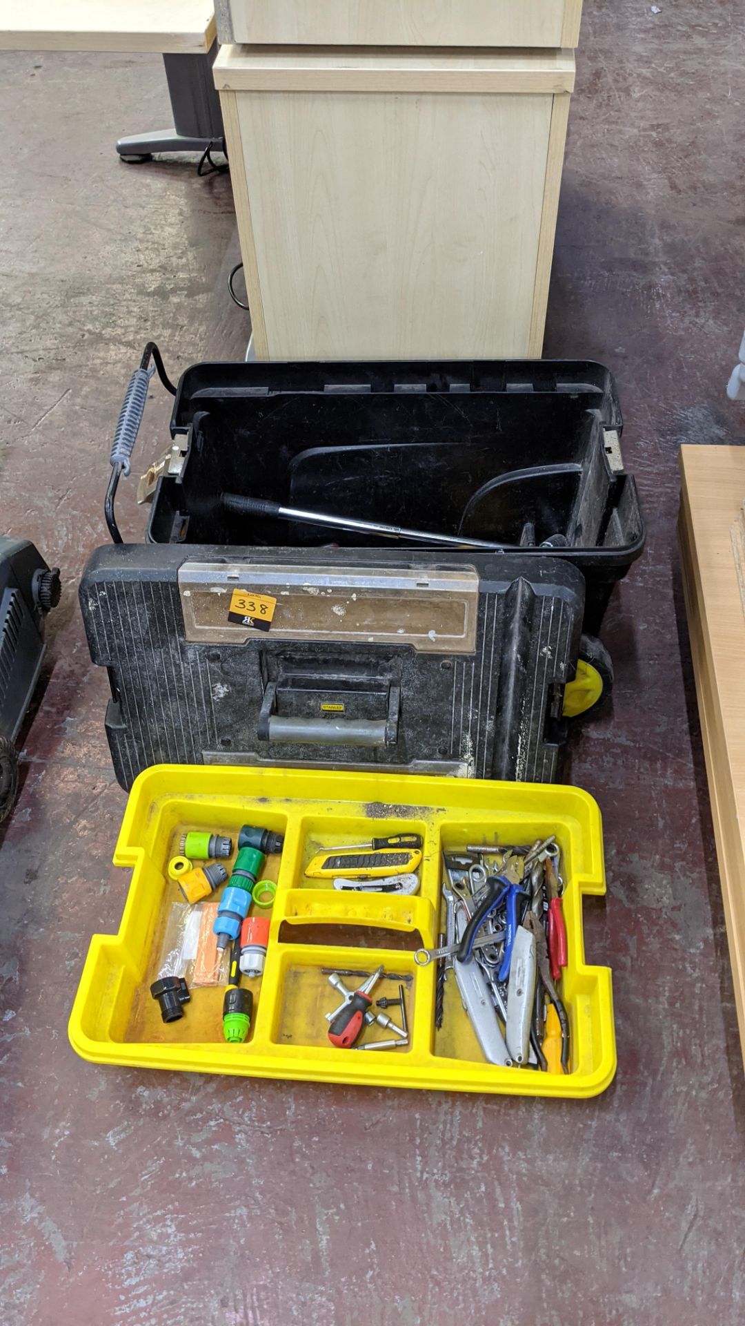 Stanley mobile toolchest with removable tray & large quantity of tools