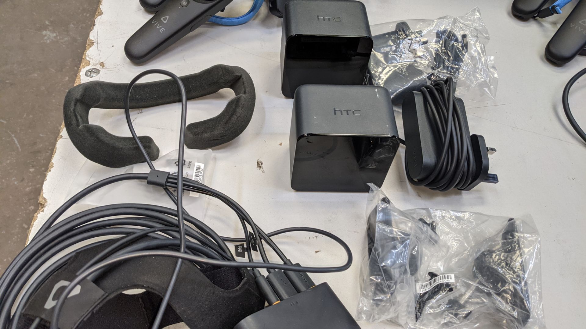 HTC Vive virtual reality kit comprising headset, controllers, base stations & more as pictured - Image 6 of 15