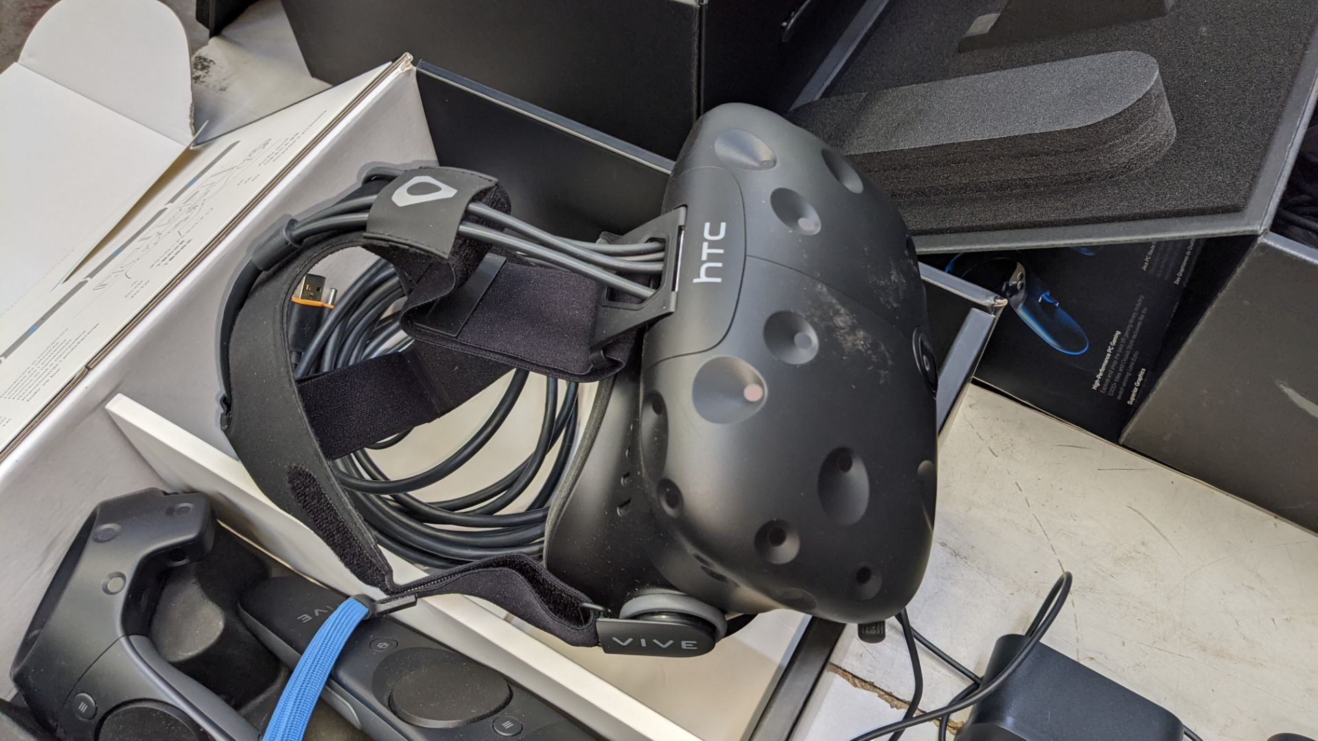 HTC Vive virtual reality kit comprising headset, controllers, base stations & more as pictured - Image 6 of 13