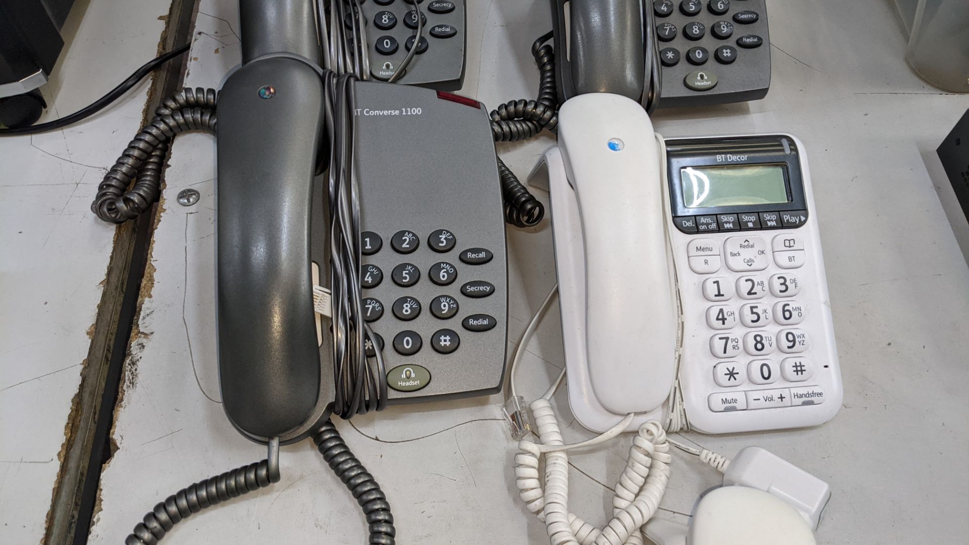 8 assorted telephone handsets - Image 4 of 6