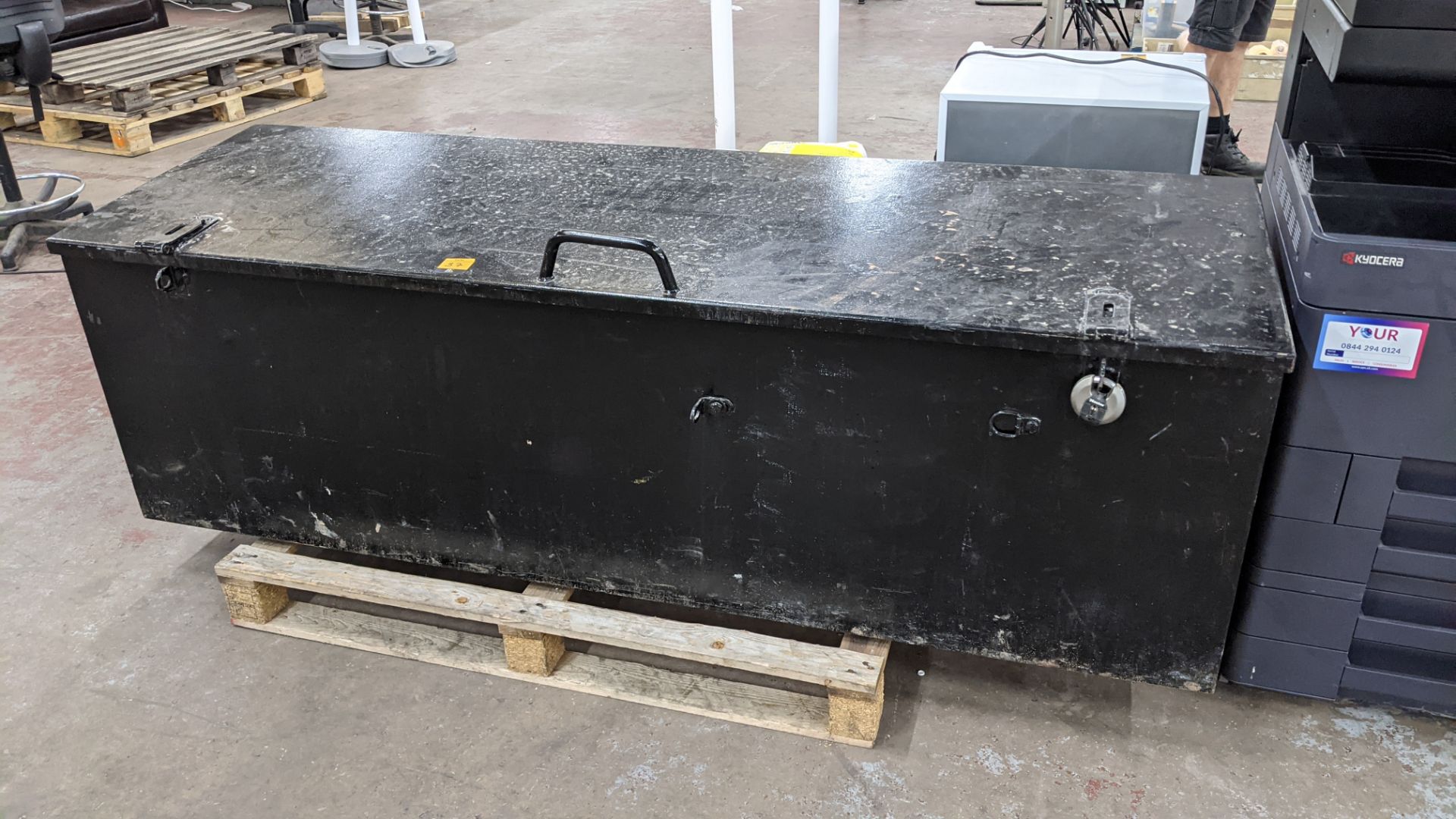 Large lockable toolchest, approx. 1950mm x 620mm x 620mm, suitable for locking with padlocks - Image 3 of 5