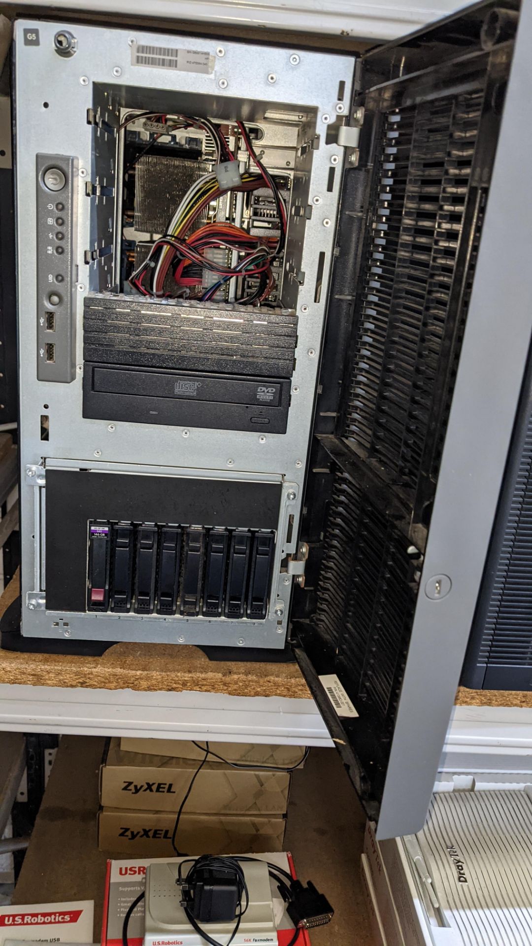 HP Proliant ML350 server with 1 off 146GB 15K hard drive, 32GB RAM, 2 off Xeon E5335 4 Core 2GHz pro - Image 3 of 5