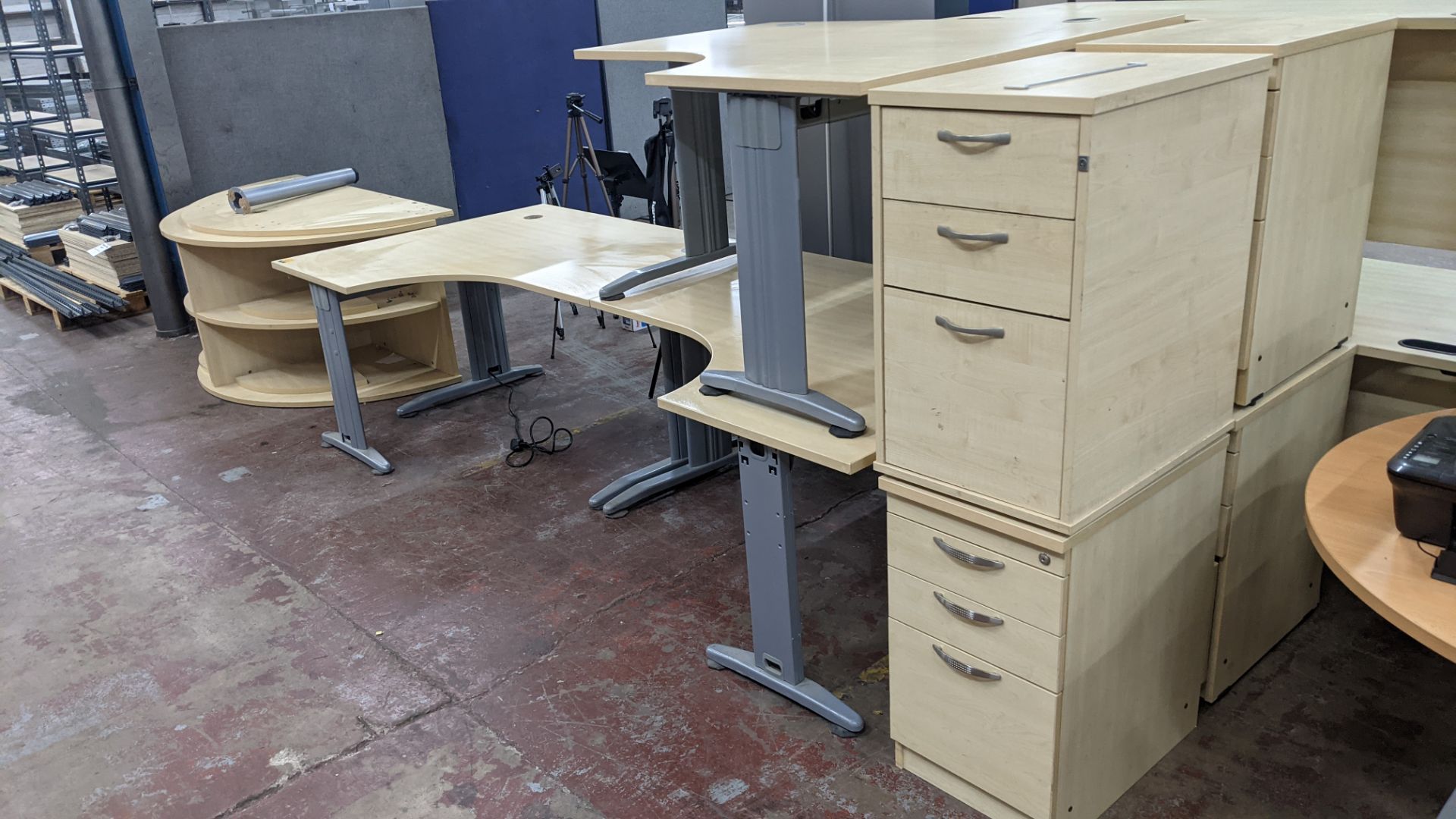 Quantity of matching furniture comprising 3 off curved front desks (one left handed & 2 right handed - Image 5 of 7