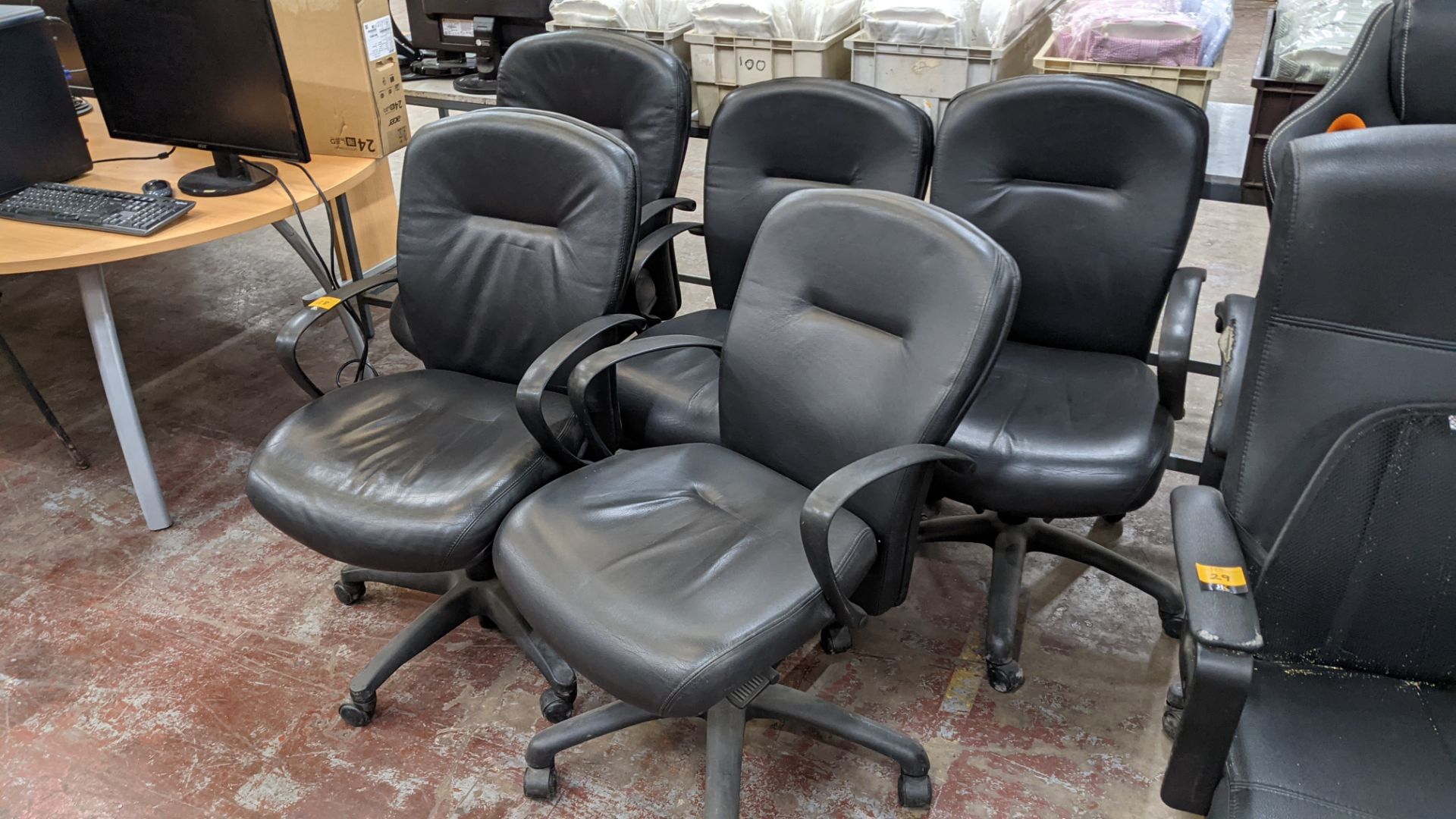 5 off matching leather exec chairs with arms - Image 4 of 6