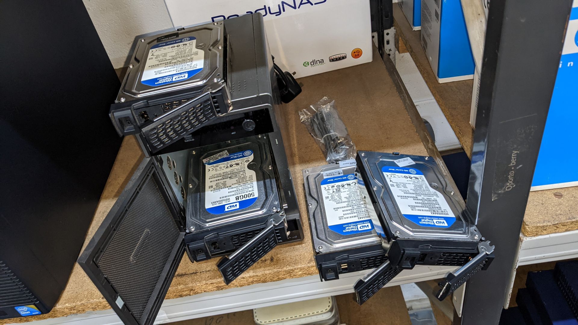 Netgear ReadyNAS model NV+V2 with 4 off 500GB drives (1.5TB capacity with online spare), in original - Image 6 of 8