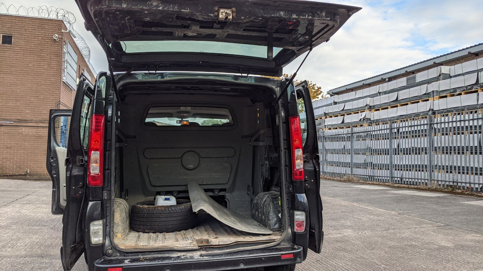 2013 Vauxhall Vivaro 2900 Sportive CDTI SWB panel van with second row of seats - Image 33 of 45