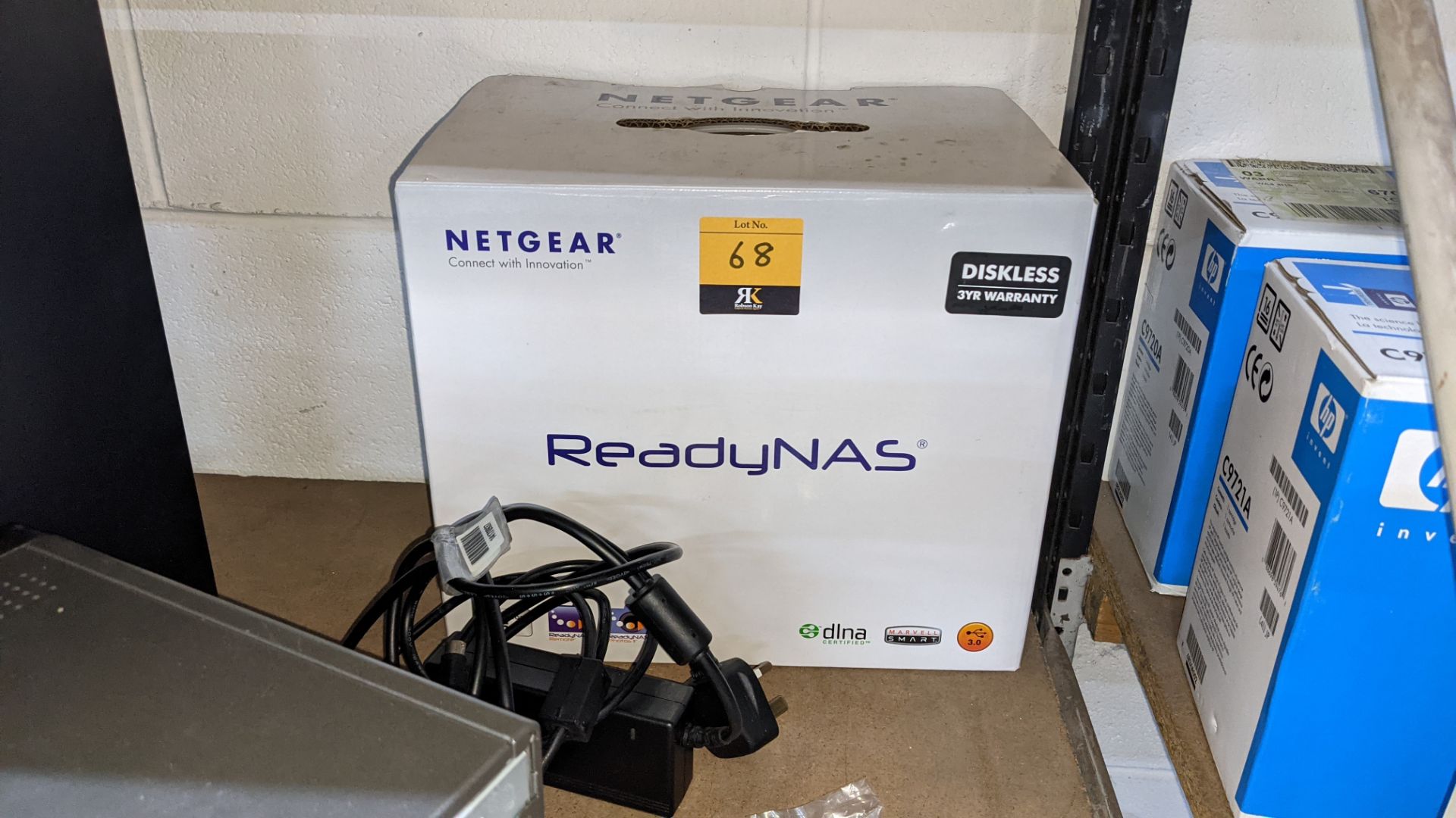 Netgear ReadyNAS model NV+V2 with 4 off 500GB drives (1.5TB capacity with online spare), in original - Image 8 of 8