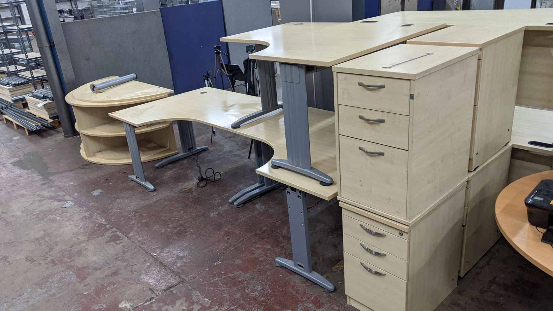 Quantity of matching furniture comprising 3 off curved front desks (one left handed & 2 right handed - Image 6 of 7