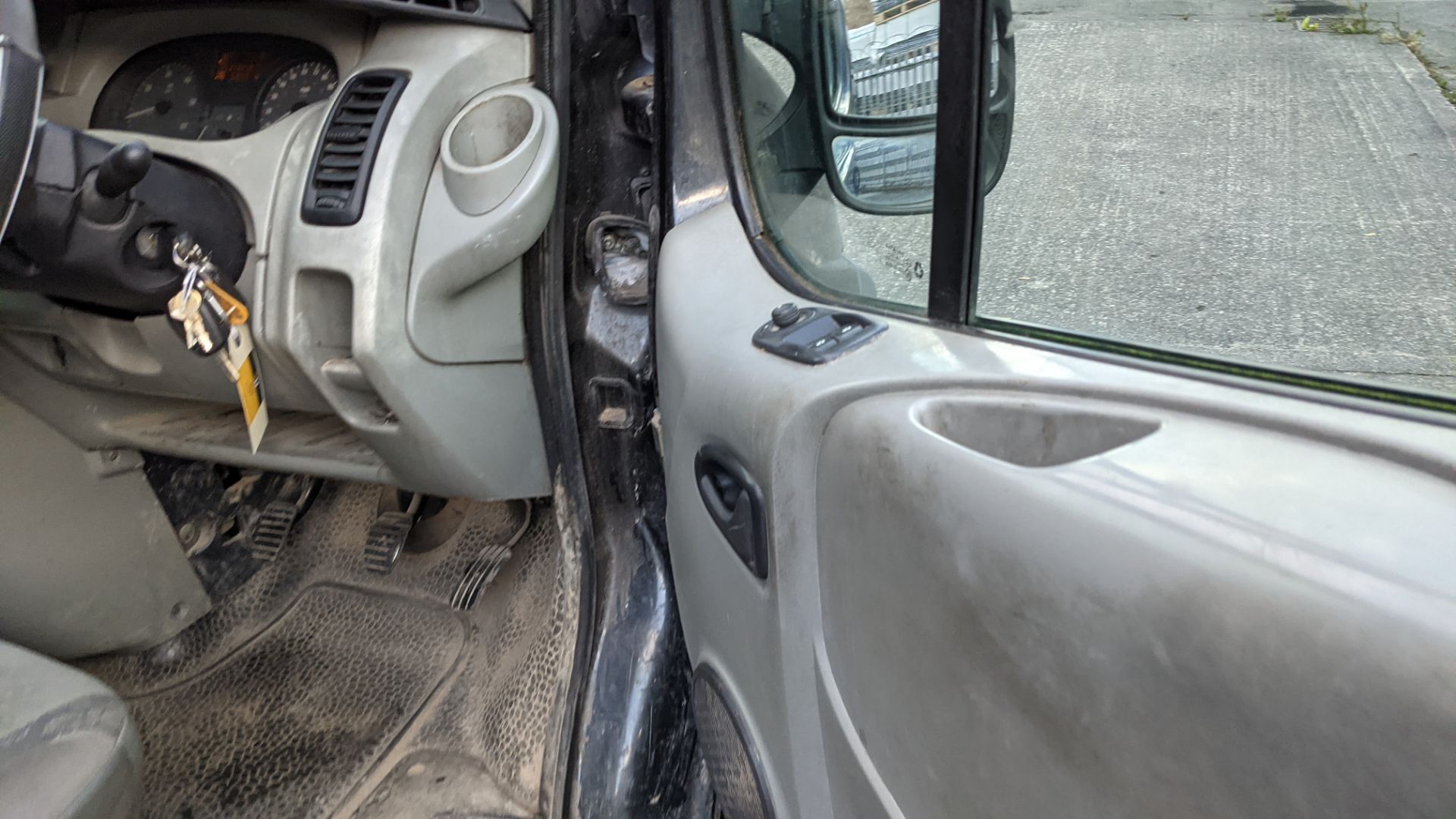 2005 Vauxhall Vivaro 2900 CDTI 100 LWB panel van with second row of seats - Image 19 of 39