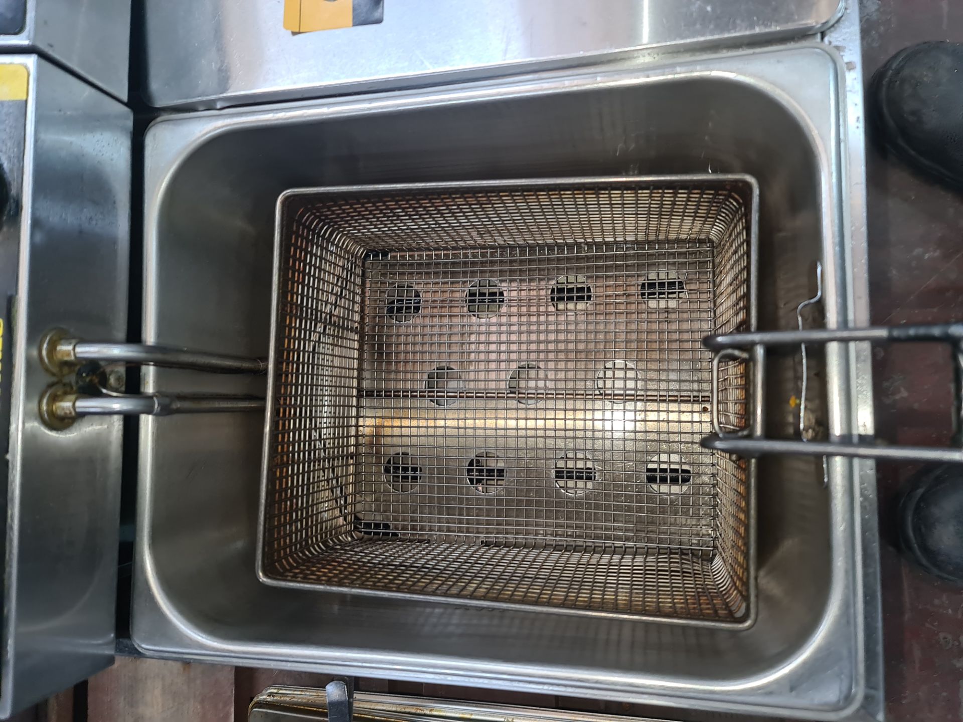 Buffalo twin well benchtop fryer NB. Contains oil - Image 4 of 5