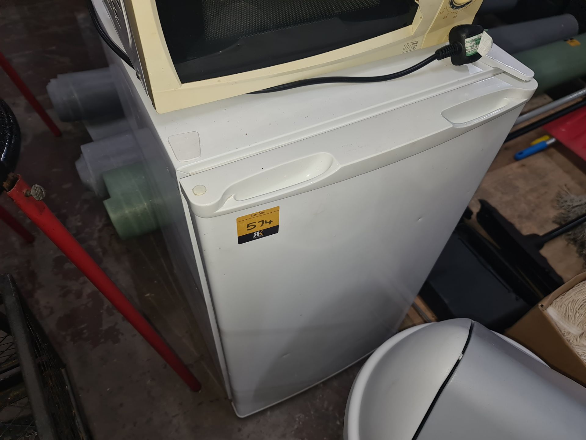 Mixed domestic appliance lot comprising undercounter fridge plus Matsui microwave & pale grey bin - Image 4 of 6