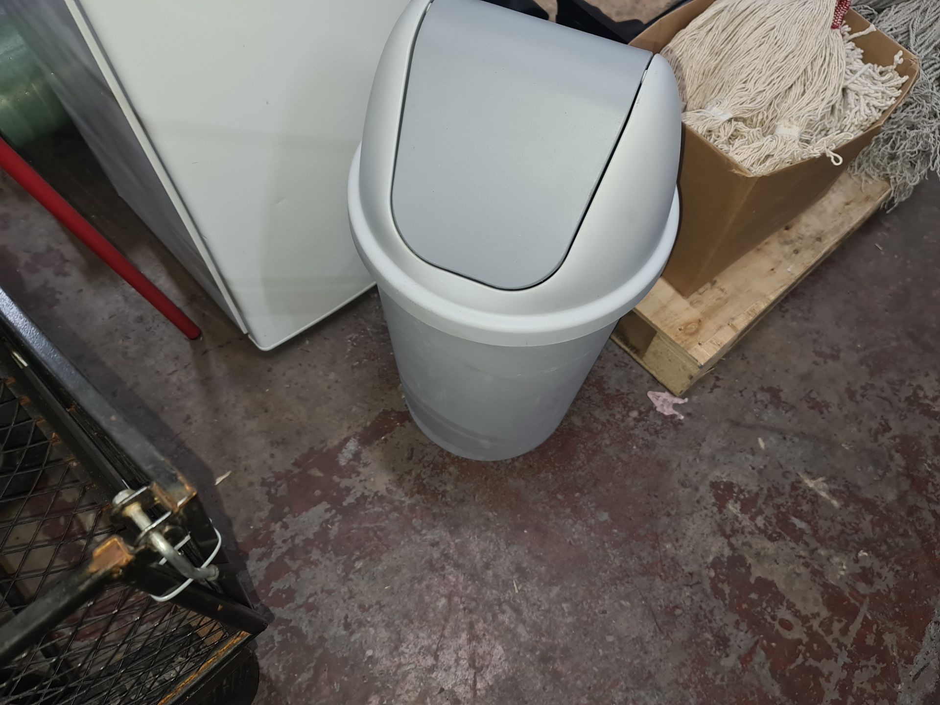 Mixed domestic appliance lot comprising undercounter fridge plus Matsui microwave & pale grey bin - Image 2 of 6