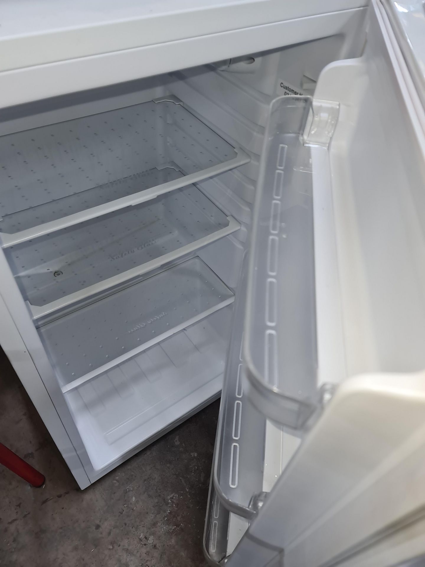 Mixed domestic appliance lot comprising undercounter fridge plus Matsui microwave & pale grey bin - Image 5 of 6