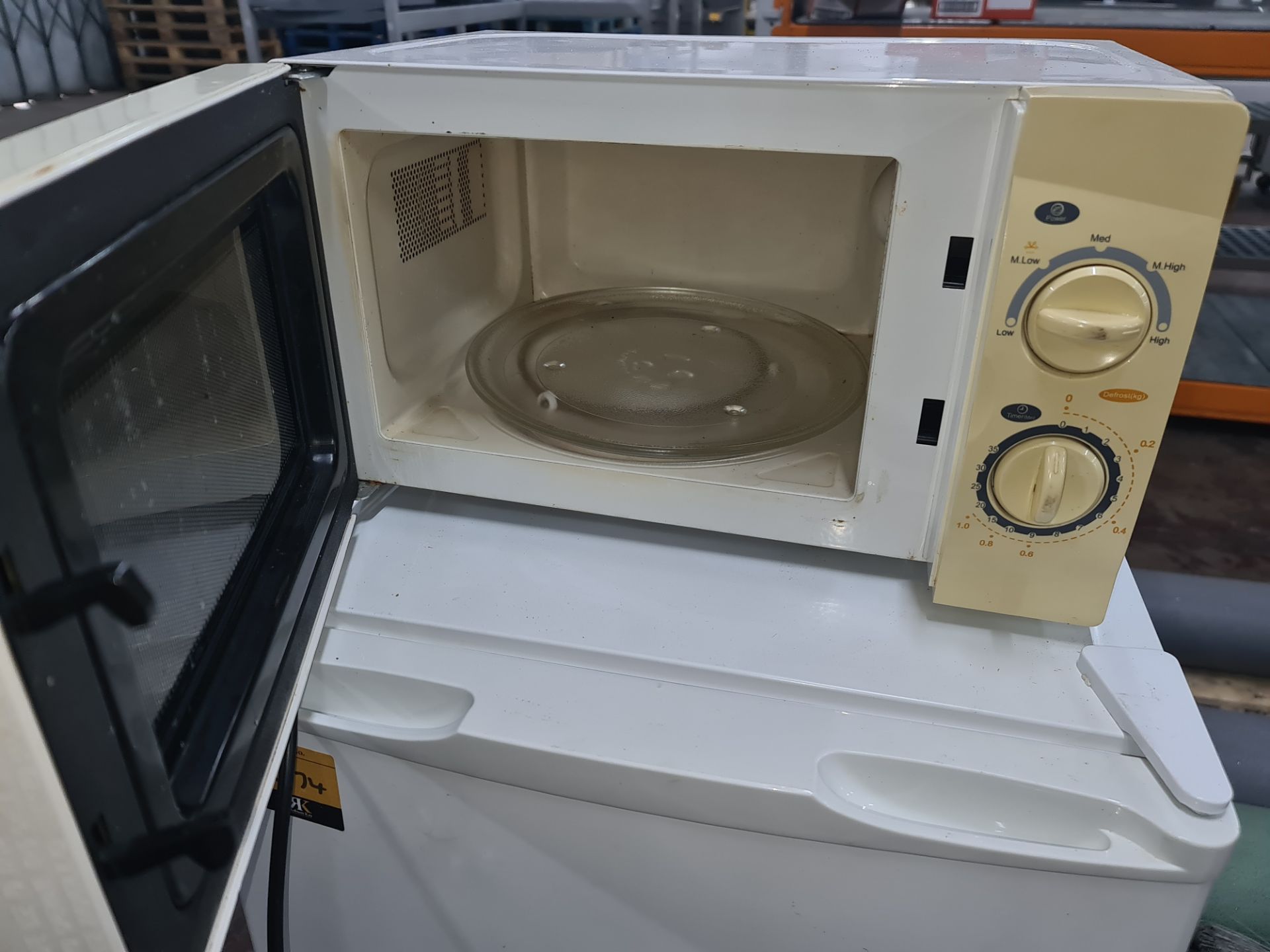 Mixed domestic appliance lot comprising undercounter fridge plus Matsui microwave & pale grey bin - Image 6 of 6